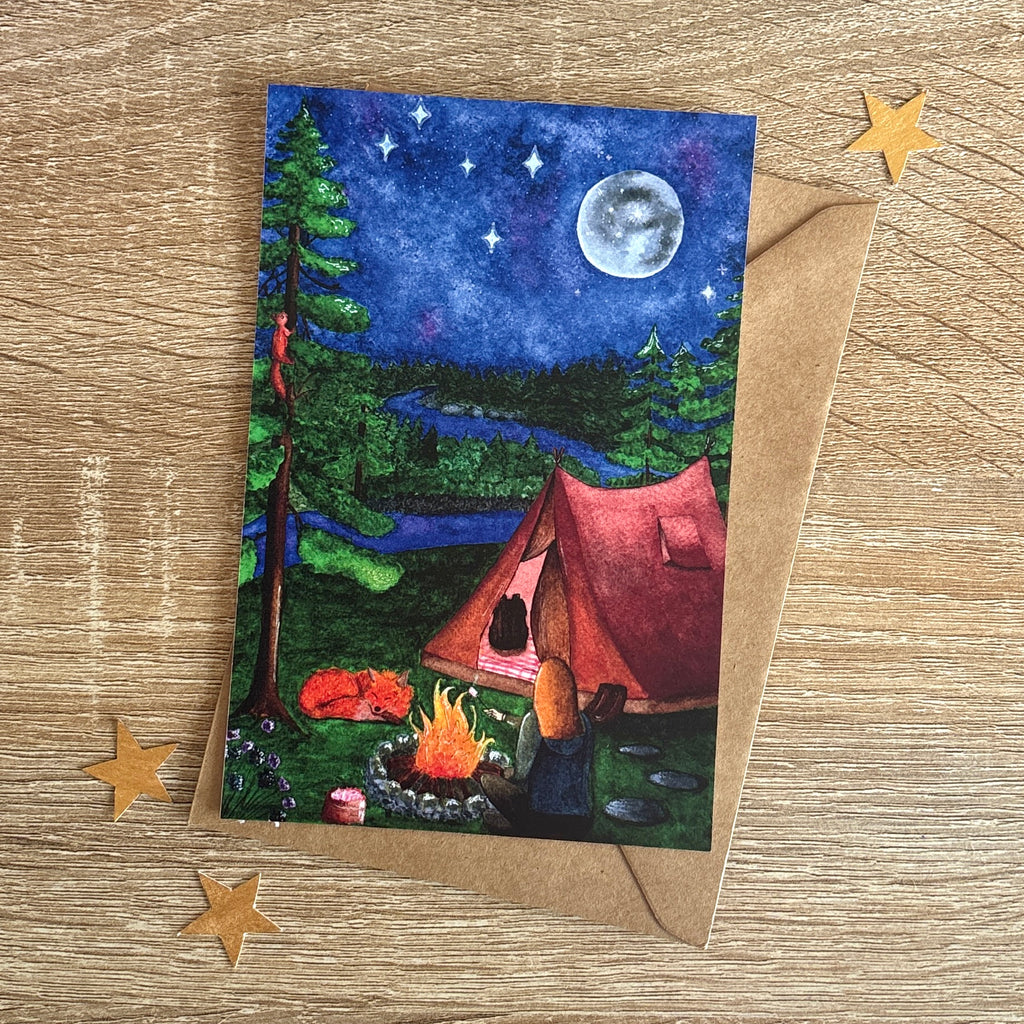 image montrant une carte imprimée de camping à la belle étoile avec enveloppe