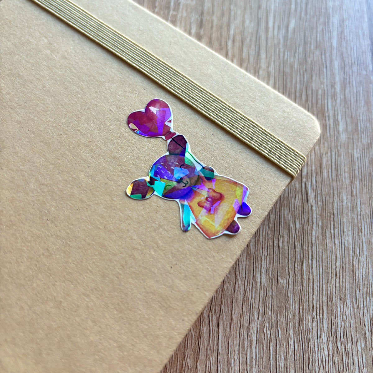 sticker représentant une biche avec un ballon en forme de cœur holographique